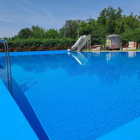 Daire U Sportovniho Arealu A Koupaliste Vrbovec